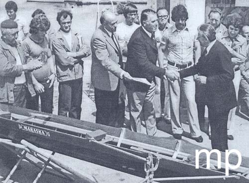 Predstavnici Maraske predaju predstavnicima Jadrana dvojac s kormilarom 1968.